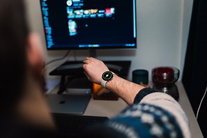 Esta app convierte el smartwatch en un ratón para controlar el PC haciendo gestos con la mano (como suena)