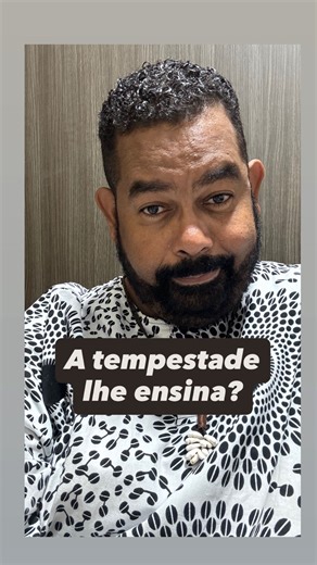 Bàbá Boro | Pioneiro Ifá DF on Instagram: "Em Ifá, divindade da sabedoria, nada que é essencial se perde. O que a tempestade leva são os excessos, as ilusões, os vínculos que não têm raiz no destino. Aboru aboye Ifá ❤️ Axé a todos! (Dê os créditos apropriados ao usar material de outra pessoa - Texto baseado em estudos sagrados, experiências em viagens a África, práticas nos templos Ifá Aje e Oduduwa, e aprendizados ao lado do meu sacerdote Bàbá King) #axé #axe #TemploDeOrixaIfaAje #orixa #ifaaje