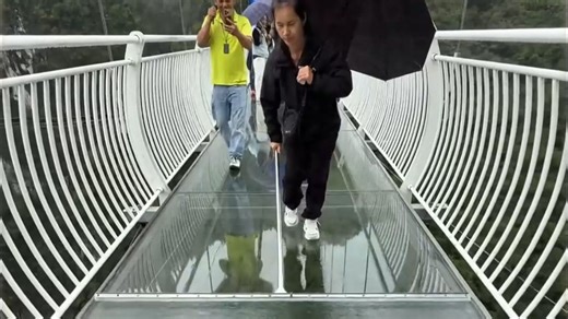 看看聪明的工人是如何清理积水的