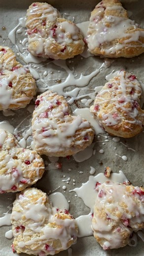 Zakia Boyd on Instagram: "Heart Shaped Strawberry Biscuits 🍓 Biscuits * 2 1/2 cups self rising flour * 1 cup cold buttermilk, plus more if its too dry * 1/2 cup (1 stick) salted butter, frozen * 1 cup chopped strawberries * 3-4 tbsp salted butter Glaze: * 1 1/4 cups powdered sugar * 2-3 tbsp milk * 1 tsp vanilla extract Bake Temperature: 425F Bake Time: 14-16 minutes Broil Option: Broil for 1-2 minutes for an extra brown top :) 1. Preheat oven to 425F. 2. Rinse/clean your strawberries. Pat dry 