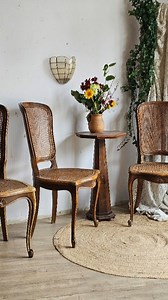 Coucou ! 💋 Suite de 4 chaises cannées style Louis XV . . . . #chaise #chair #chaiselouisxv #chaisecannee #chic #lacapucinebleue #brocante ##decoration #furniture #louisxv #brocante #decor #homedecor #fleamarket | La Capucine Bleue