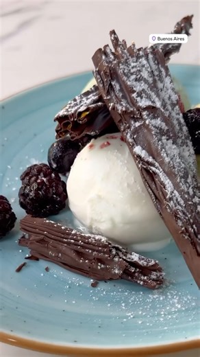 Les comparto la receta para hacer chocolate en Rama ideal para armar un postre con pocos ingredientes Chocolate cobertura semiamargo 300 g Ralladura Mandarina 1 Helado artesanal Mix de frutos rojos a gusto Azúcar impalpable c/n Preparación: Para el chocolate en rama : Fundir el chocolate a baño María. Limpiar muy bien la mesada, ( si en tu cocina hay mucha temperatura, enfríala un poco con hielo ) Una vez fundido el chocolate dejar el que baje la temperatura un poco y luego esparcir de manera un