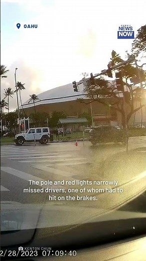 Traffic light pole collapses and nearly hits cars