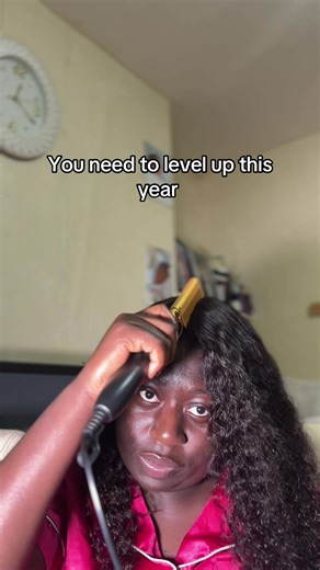 A hot comb is essential for every wig wearer. We don't do helmet looking wigs around here. #hotcomb #wiginstall #abiimenz #ukghanatiktok🇬🇭🇬🇭🇬🇧🇬🇧 #wigstylingtips