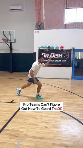 The France cut is a tough action to guard, especially when you’ve got an elite hooper short rolling! | Ryan Razooky