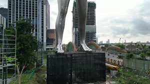 1M views · 33K reactions | The Victor at Bridgetowne in Pasig. At 60 meters, this public art installation is said to be one of the tallest of its kind in the world. Made of perforated stainless steel, the artwork can withstand strong winds. At night, Victor is bathed in light creating a beautiful attraction. | Raffy Tima | Facebook