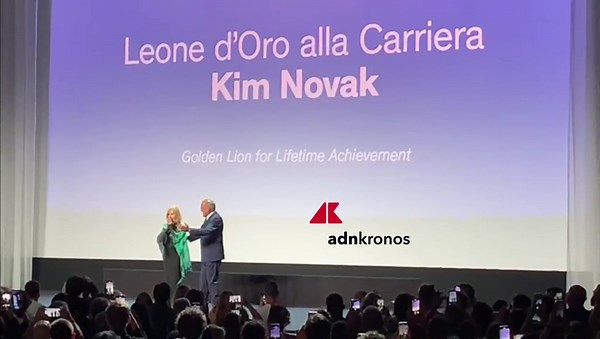 Mostra Venezia, 8 minuti di applausi per Kim Novak Leone d’oro alla carriera