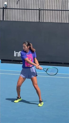 Emma Raducanu warming up ahead of her match against Anastasia Potapova !#AO26