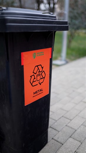 Dita Ndërkombëtare e Edukimit Mjedisor🌱 Së bashku me Vesa Llanaj Liço iu bashkuam aktivitetit ndërgjegjësues për mbrojtjen e mjedisit dhe riciklimin, të organizuar nga shkolla “Fadil Gurmani” dhe Save the Children. ♻️ Një falënderim i veçantë për Klubin “Zëri i Natyrës” dhe Qeverinë e Nxënësve për angazhimin në këtë projekt, ku shkolla u pajis me koshat e dedikuar për riciklimin, duke u dhënë të rinjve mjetet e duhura për edukimin mjedisor. Ky program do të shtrihet gjatë vitit 2026 në të gjith