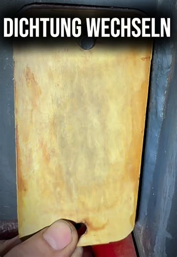 Diese Dichtung passt bei den ATMOS Pelletkesseln P14, P21, P25 und P31 – und zwar für beide Reinigungsdeckel, links und rechts identisch. Eine kleine, aber wichtige Wartungsarbeit: Die Dichtung sollte alle 2–3 Jahre überprüft und bei Bedarf gewechselt werden. So bleibt dein Kessel dicht, effizient und zuverlässig im Betrieb. #ATMOS #Heizungstipp #Heizungsbauer #Pelletkessel