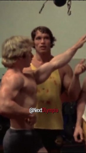 Arnold Schwarznegger showing us how to pose right 💪🔥 #bodybuildingposing #mrolympia #gymtraining #futuremrolympia #motivationgym #gym #sports #workingout #bodybuilding #workhard #motivation #relatable #goat #goal #power #arnold #arnoldschwarzenegger #pose #posing #muscles