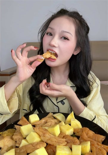 Mukbang Chân Gà Glee Glee: Vị Ngâm và Chanh Thơm Ngon