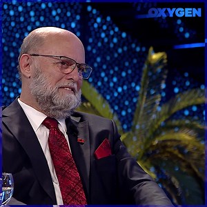 Besim Dina shfaq një stil humori që ngjan me atë të Victor Borge, #oxygen | Besim Dina