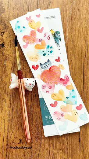 Bookmarks are a wonderful way to share a little love and colors with friends. Here is a simple and colorful cat and hearts bookmark. . . . . . . . #bookmark #hahnemühle #bookmarklover #watercolorbookmarks #bookaccessories #crafts #diybookmark #watercolortutorials #artreels #illustration | Colorsbysue