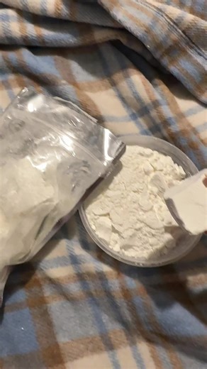 hiii guys 1 min vid of down chunks with plain cereal enjoy 😉 #cornstarchasmr #starch #fypシ #starchcommunity