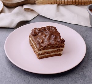 Biscuit cake with cream and chocolate: the no-bake dessert