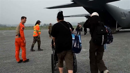 Growing Manitoba wildfires force thousands to flee south