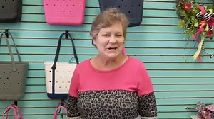 👜 SIMPLY TOTES BY SIMPLY SOUTHERN ARE HERE 👜 They're finally here, and we are so excited for you to see them! These bags are so easy to wipe clean and hold so much! Attachments and canvas/cooler inserts are also available. Available in in-store now and online soon! | Dee's