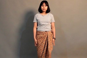 11K views · 114 reactions | SIMPLE! BEGINI TUTORIAL PAKAI KAIN BATIK Kain batik kini bisa dimodifikasi penggunaannya tanpa perlu dijahit lho! Selain tidak ribet digunakan, modelnya pun beragam dan... https://goo.gl/baMGXE | Otonomi.co.id | Facebook