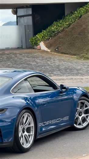 ExclusivosBH on Instagram: "🔥 NOVIDADE EM BH!!! O mais novo GT3 Touring 992.2 do Brasil. O carro foi configurado em uma tonalidade PTS, com a cor escolhida sendo o exclusivo #ManausBlue. Além disso, essa unidade também conta com câmbio manual, pacote leve, rodas em magnesium na cor prata e bancos concha. Uma configuração simplesmente impecável. A 911 GT3 Touring é, na essência, uma GT3 sem asa. Ela mantém toda a engenharia, desempenho e acerto de chassi da versão tradicional, mas adota um visua