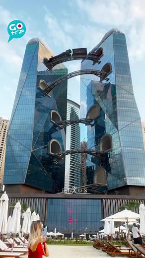 2.9M views · 20K reactions | 【#GOtrip酒店】杜拜出名多創新又壯觀的建築，Rixos酒店竟然有凌空的蒸汽火車穿梭於兩座酒店大樓之間！超現實程度拍得住哈利波特世界。可惜這只是Rixos的後製影片，但以杜拜的創造力，相信很快也會成為現實。影片來源： @rixospremiumdubai #杜拜 #哈利波特 #酒店 #visitdubai #GOtrip_hd | GOtrip 旅遊看世界 | Facebook