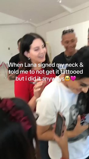 This was my first time meeting her back at the lust for life pop up shop. I remember camping out and waiting for this moment i didnt even plan to getting a tattoo but i did it anyways! Make sure to follow ill post my story time soon 🤍 #lanadelrey #lanadelreystans #lanadelreyedit #lanadelreyfan ##sayyestoheaven##lanadelreytok