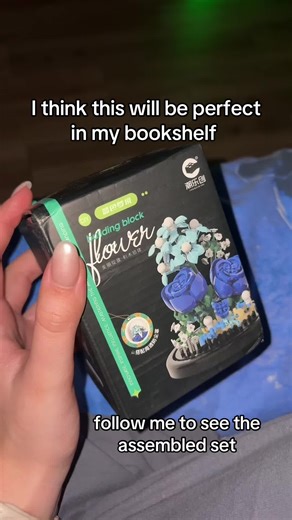 This LEGO flower is literally perfect 🌸💙 I can already picture it inside my bookshelf… it would fit so beautifully. You can buy it directly on TikTok by clicking the orange shopping cart 🧡 And follow me if you want to see it fully built step by step 👀✨ #l#legotiktokh#homedecorb#bookaestheticgiftidea