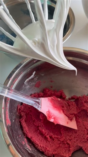 ❤️One of the most common reasons your meringue doesn’t turn out is simply that it isn’t whipped enough. Italian meringue is actually quite hard to overwhip — but if you keep whipping and notice it getting looser instead of stronger, that means it has split. 💯This can happen, for example, when the sugar syrup is poured in too fast. In my free video, I explained several mistakes people make when working with Italian meringue. Type the word 𝗟𝗘𝗦𝗦𝗢𝗡 , and I’ll send you the link! ————- #macaron