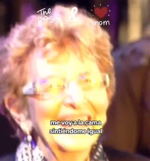 Hoy Bruce Springsteen nos dio una lección de vida y de lucha. Nos recordó que el silencio también es cómplice de la muerte. Pero Bruce es así. Años atrás también nos enseñó que, incluso en medio del ruido del mundo, la familia lo es todo. Y lo hizo bailando con su madre en un escenario. Sin discursos. Sin consignas. Solo amor. Su nombre era Adele Springsteen. Y mientras el Boss bailaba con ella, nos estaba diciendo algo simple y eterno: no hay revolución posible si olvidamos de dónde venimos. 🖤