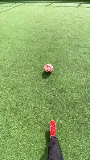 How to panna your friend🤩 #tarikfooty #football #explorepage #soccer #viral #reels #explore #skills #tutorial
