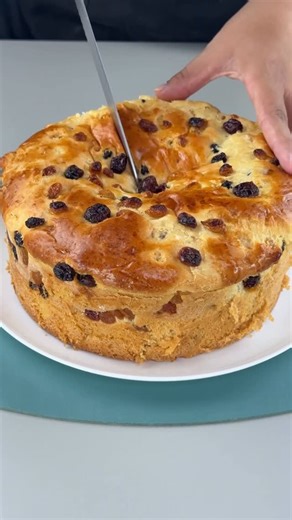 Silmara Amorim | Receitas fáceis on Instagram: "Pão doce com frutas cristalizadas para o Natal! 🎄 Ingredientes: 3 ovos inteiros 350 ml de leite 100 g de açúcar 1 colher de fermento biológico seco 75 ml de óleo 1 colher de raspas de laranja 700 g de farinha de trigo 1 xícara de uvas passas Claras 1 xícara de uvas passas escuras Mix de castanhas Frutas cristalizadas Modo de preparo no vídeo!"