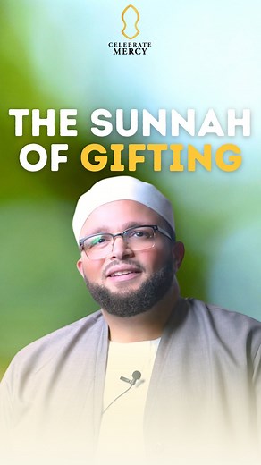 Exchanging gifts is important and encouraged in Islam. It’s part of Prophet Muhammad ﷺ‘s sunnah and something Shaykh Yasir Fahmy (of @propheticliving) reminds us to practice. Prophet ‎ﷺ said: “Give gifts, for indeed gifts remove bad feelings from the chest…” (Tirmidhi) This Rabi’ al-Awwal, let’s revive this Islamic tradition of gift-giving. #giftgiving #sunnah #prophetmuhammad #celebratemercymonth | CelebrateMercy