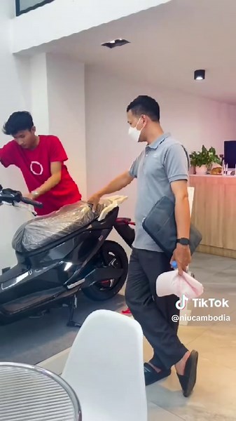 ស្វែងយល់ពីម៉ូតូអគ្គិសនីNIU នៅអគារតាំងបង្ហាញ