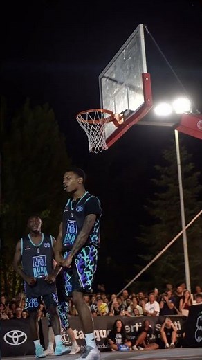 Tyler Curry goes crazy at DunkContest!!!