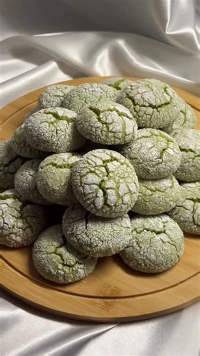 Antonia Jagodic on Instagram: "RASPUCANCI S PISTACIJOM i bijelom čokoladom Ovo nisu samo obični raspucanci - ovo je rapsodija okusa, ali stvarno! 😍 Autor recepta je @slagnakraju ❤️ RECEPT - RECIPE - 370g glatkog brašna - flour - prašak za pecivo - baking powder - 80g mljevenih pistacija - ground pistacchio - 1 limun - lemon - 100g maslaca - butter - 100g bijele čokolade - white chocolate - 2 jaja - eggs - 120g šećera - sugar - zelena prehrambena boja (po želji) - green food color - šećer krista