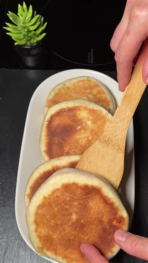 🤯🔥 I Make These Chicken & Cheese Flatbreads on a Dry Pan — Everyone Wants More! Pan-Fried Chicken, Mushroom & Cheese Flatbreads 🤤 Soft, homemade dough filled with juicy chicken, creamy mushrooms, and melted cheese. Cooked in a dry skillet until golden brown — simple, delicious, and perfect for the whole family! 😍 📝 Ingredients For the dough: • 250 ml kefir or natural yogurt • 1 egg • ½ tsp salt • 2 tbsp vegetable oil • 400–450 g all-purpose flour • 1 tsp baking powder For the filling: • 400