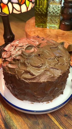 How to make rich and creamy chocolate buttercream #buttercream #chocolate