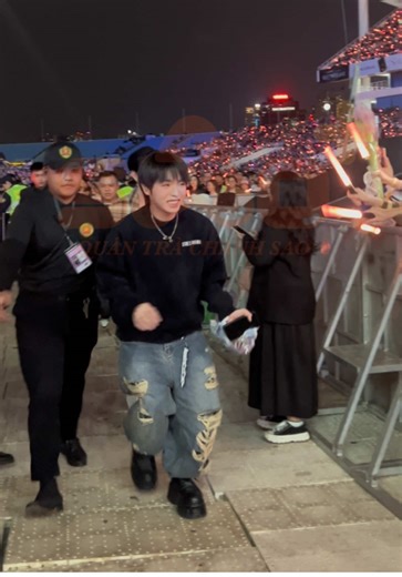 Đức Phúc, Erik vội vào hậu trường để chúc mừng người chị Mỹ Tâm trước giờ diễn ! #quantrachanhsao #quántràtranhsao #mytam #seethelight #ducphuc