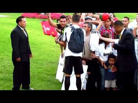 Cristiano Ronaldo Sign Autographs for LA Fans