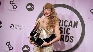 774K views · 85K reactions | Last night hit different. ❤️ Taylor Swift made a surprise appearance at the #AMAs | E! News | Facebook