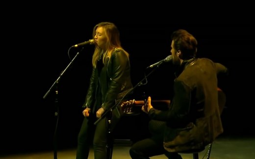 艾莉和乔尔唱的歌《Wayfaring Stranger》PSX2017的舞台表演