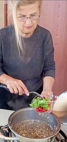 اسهل واسرع لازانيا بال Amc المقادير: لازانيا 250g لحمة مفرومة ناعمة 350g بصلتين حجم وسط ، 4حصوص ثوم مفرومين ملح ملعقه صغيره ، ربع ملعقه صغيره بهار أسود ، ربع ملعقه صغيره قرفه..... حبق طازة ، بندورة كرازية صوص بندورة 750g كريمة للطبخ 100g جبنة موزاريلا مبروشة 150g ادوات الطهي : طنجرة M30، 3.5L ,24cm Amc Softline 24cm , Audio therm model M30 . Navigenio.... #amc #pot #Softline #automatic #lazanya