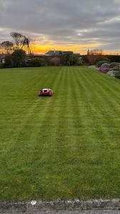 The Kress KR160E.A is one of the smallest robotic mowers and can mow areas of up to 600 m². Key technical specs (brief): • Recommended lawn size: up to 600 m² • Cutting width: 20 cm • Cutting height: 30–60 mm (electronically adjustable) • Battery: 20V Li-Ion, 4 Ah • Maximum slope: 40% • Weight: approx. 12 kg • Navigation: RTK GNSS (no boundary wire), systematic mowing pattern #kress #lawncare #smartgarden Kress KR160E.A to jedna z najmniejszych kosiarek automatycznych i może kosić powierzchnie d