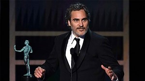 Joaquin Phoenix dedicates his SAG Award to late Heath Ledger
