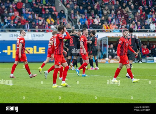 Die Spieler vom Fch sind enttäuscht/enttaeuscht, unzufrieden, negative emotionen, nach Tor zum 2:3 durch Patrik Schick (Bayer 04 Leverkusen, #14), GER, 1. FC Heidenheim vs. Bayer 04 Leverkusen, Fussball, Bundesliga, 27. Spieltag, Spielzeit 2025/2026, 21.03.2026, DFL/DFB REGULATIONS PROHIBIT ANY USE OF PHOTOGRAPHS AS IMAGE SEQUENCES AND/OR QUASI-VIDEO, Foto: Eibner-Pressefoto/Sascha Walther Stock Photo - Alamy