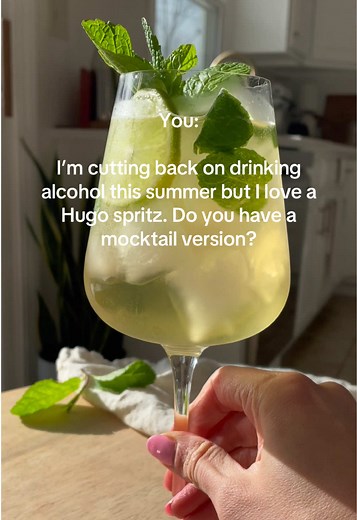 THE NA HUGO SPRITZ IS HERE! Happy Spring! 🌷☀️ The way I have been trying to perfect this for months to be ready for Spring! This is one of the most requested recipes from you all! Cheers to more sunshine, warmer weather and spritz season! Ingredients (serves 1) • 4-8 mint leaves • 1 oz elderflower simple syrup • 3-4 oz NA sparkling wine • 1-2 oz club soda • Garnish - lime wheel and fresh mint Top NA Sparkling Win Favorites • Oddbird Blanc De Blancs • Noughty Sparkling Chardonnay • Mionetto Non-