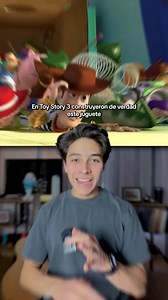 toy story 3: un villano fabricado #cine #pelicula #pixar #toystory #detrasdecamaras Lotso no se diseñó como villano, sino como objeto real: un peluche viejo construido con patrones de costura auténticos y prototipos físicos, para que cada pliegue y arruga contara una historia de abandono y reemplazo. Fuente: Creating Lotso and His Gang — Toy Story 3 Behind the Scenes (min 00:48–02:18) | Rodi Mun