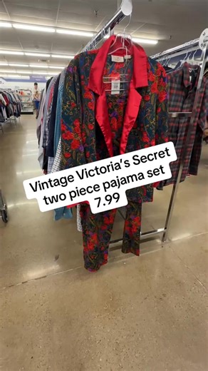 SOLD vintage VS 2 piece floral paisley pajama set medium 7 99 I can ship in US #thrift #thrifting #thriftedfinds #vintagefinds #goodwillfinds #thriftedstyle #vintagestyl | Heart & Hands Thrift Alyssa Gear