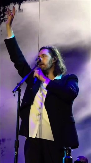 Hozier closing out the main stage with “Take Me to church”🥹💫