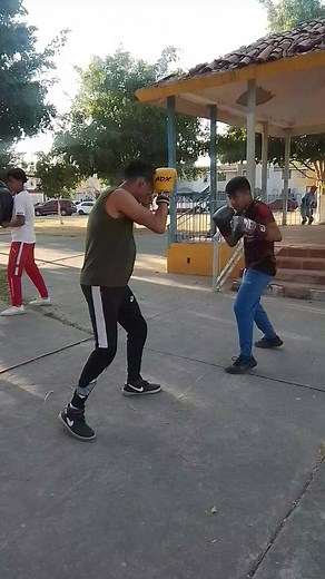 2.7M views · 10K reactions | Combate dirigido . . . #boxingday #artesmarcialesmixtas #boxeomexicano #muaythai #defensapersonal #ufc #fitnessmotivation #boxinglife | Colorado's Boxing Club | Facebook